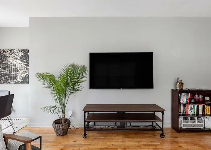Trendy Castleberry Hill Condo- Walk To Mercedes Benz/ All Downtown Attractions